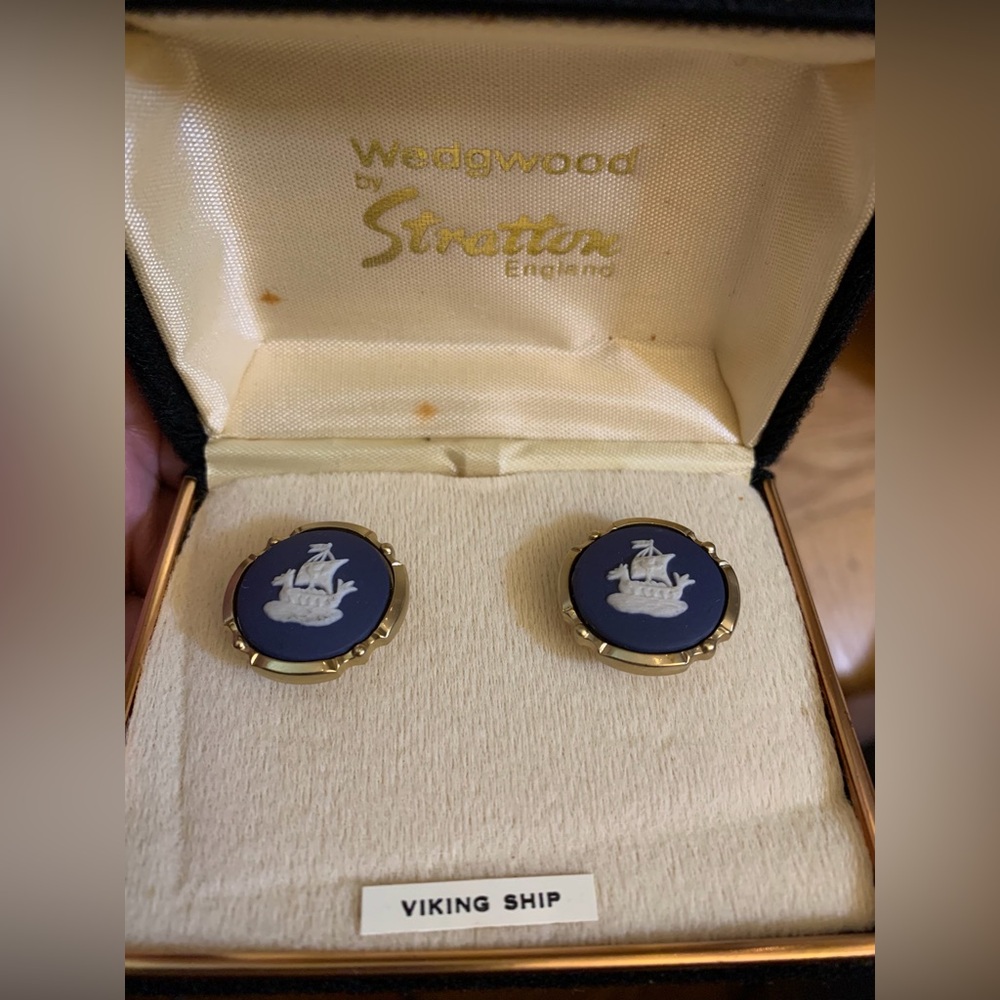 Wedgwood VIKING SHIP Cufflinks in Original Box. Round Cameo Jasperware. Stratton